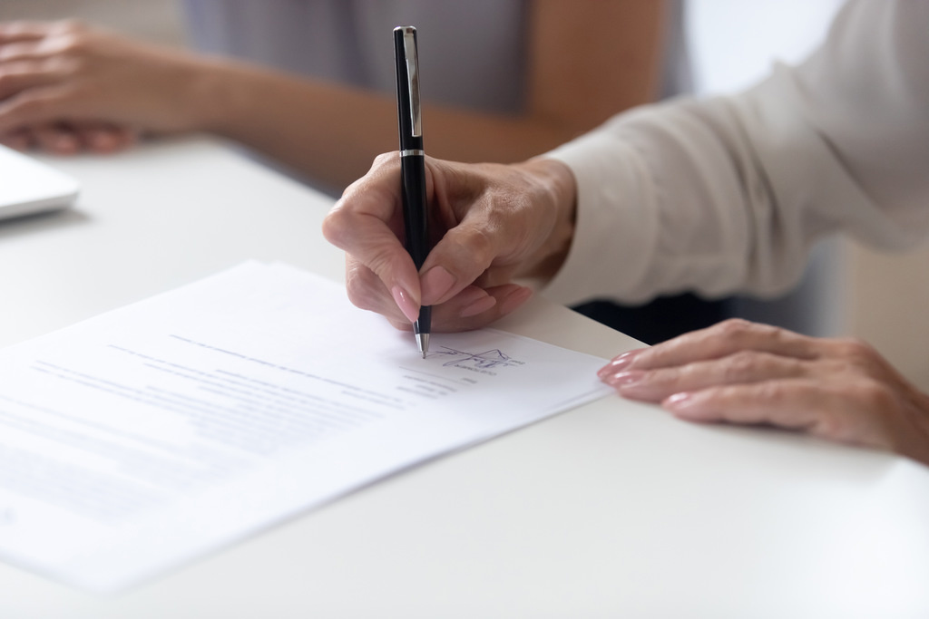 Sobrestamento: processo sendo assinado sobre uma mesa